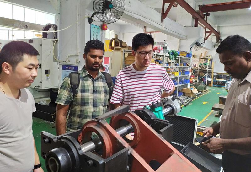 Les clients malaisiens visitent Shenzhen Zhuoyang Machinery Co., Ltd.